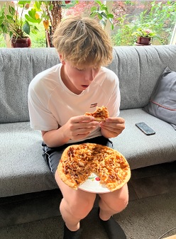 Tygo met pizza