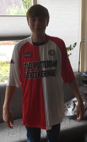 Tygo in een shirt van Feyenoord